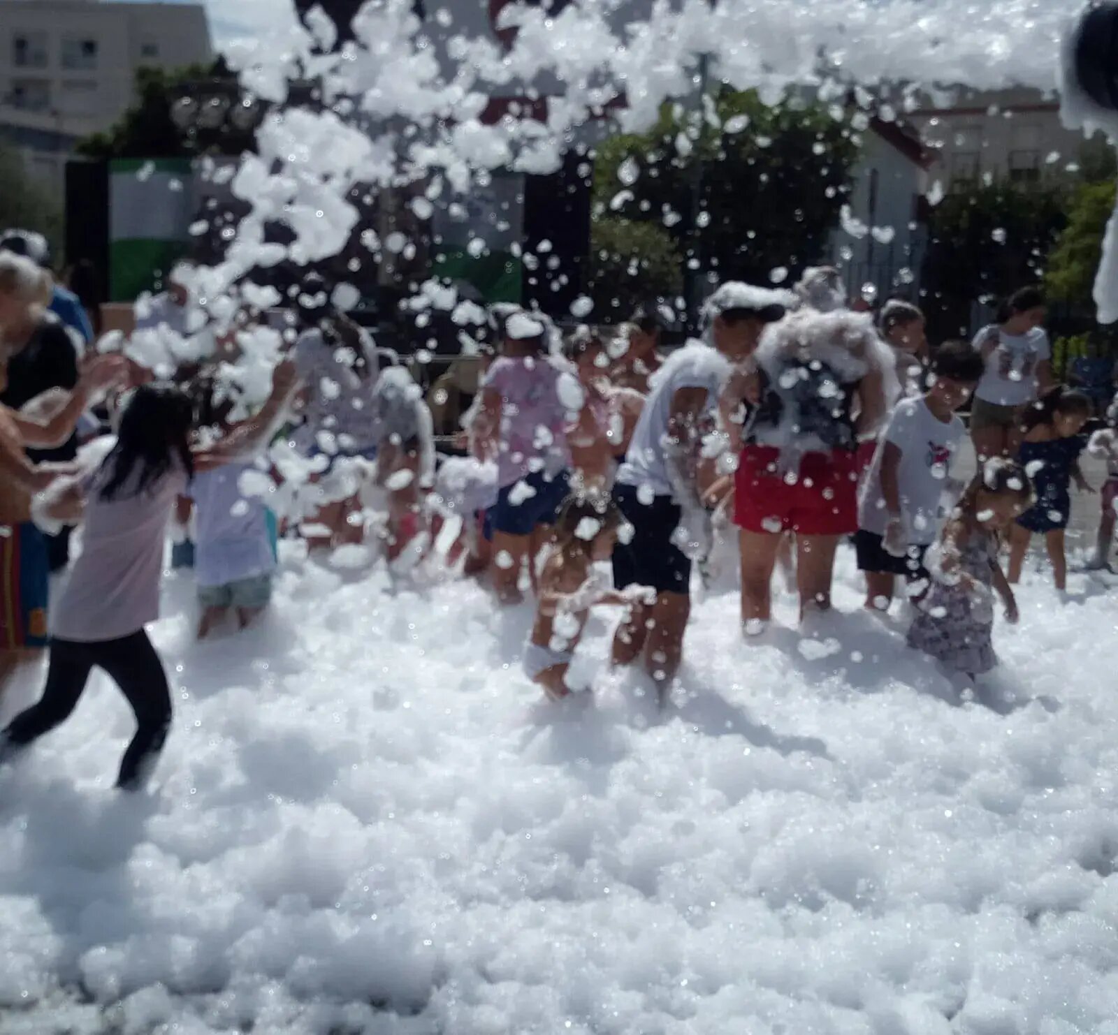 Esta es la fiesta de la espuma que organizamos en una ocasión, todo el mundo salió de allí habiéndose divertido mucho... Por eso y por otras cosas ¡Somos Dinamic!