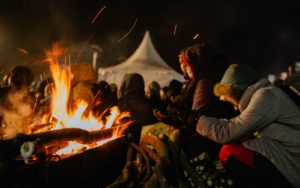 Uno de los trabajos que puedes conseguir como Monitor de Ocio y Tiempo Libre es responsable de un campamento, donde es habitual hacer hogueras como lugar de ocio y encuentro