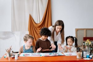 Trabajar en un museo porque este no solo educa